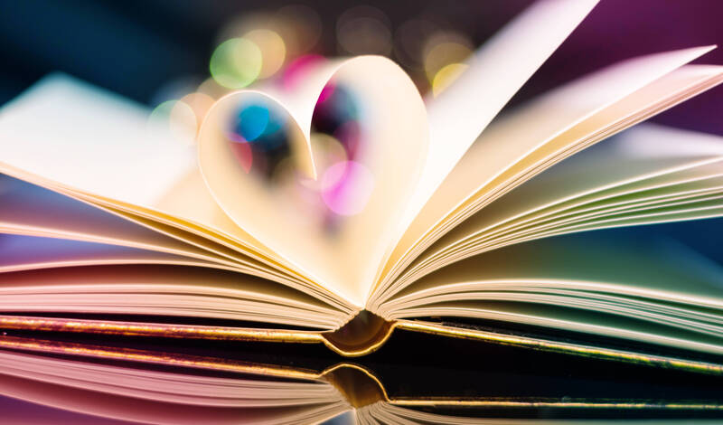 libro che forma un cuore con le pagine