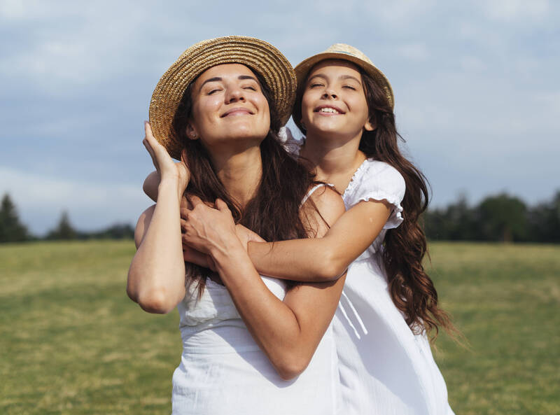 due ragazze che si abbracciano