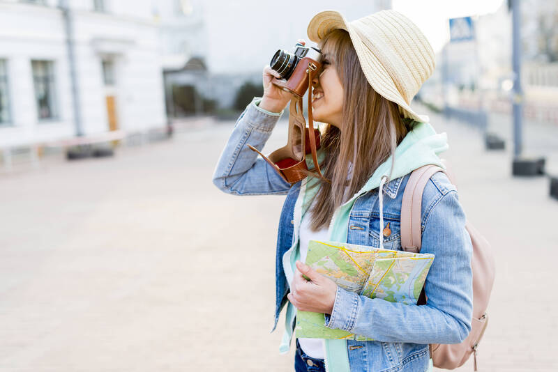 turista che scatta una foto
