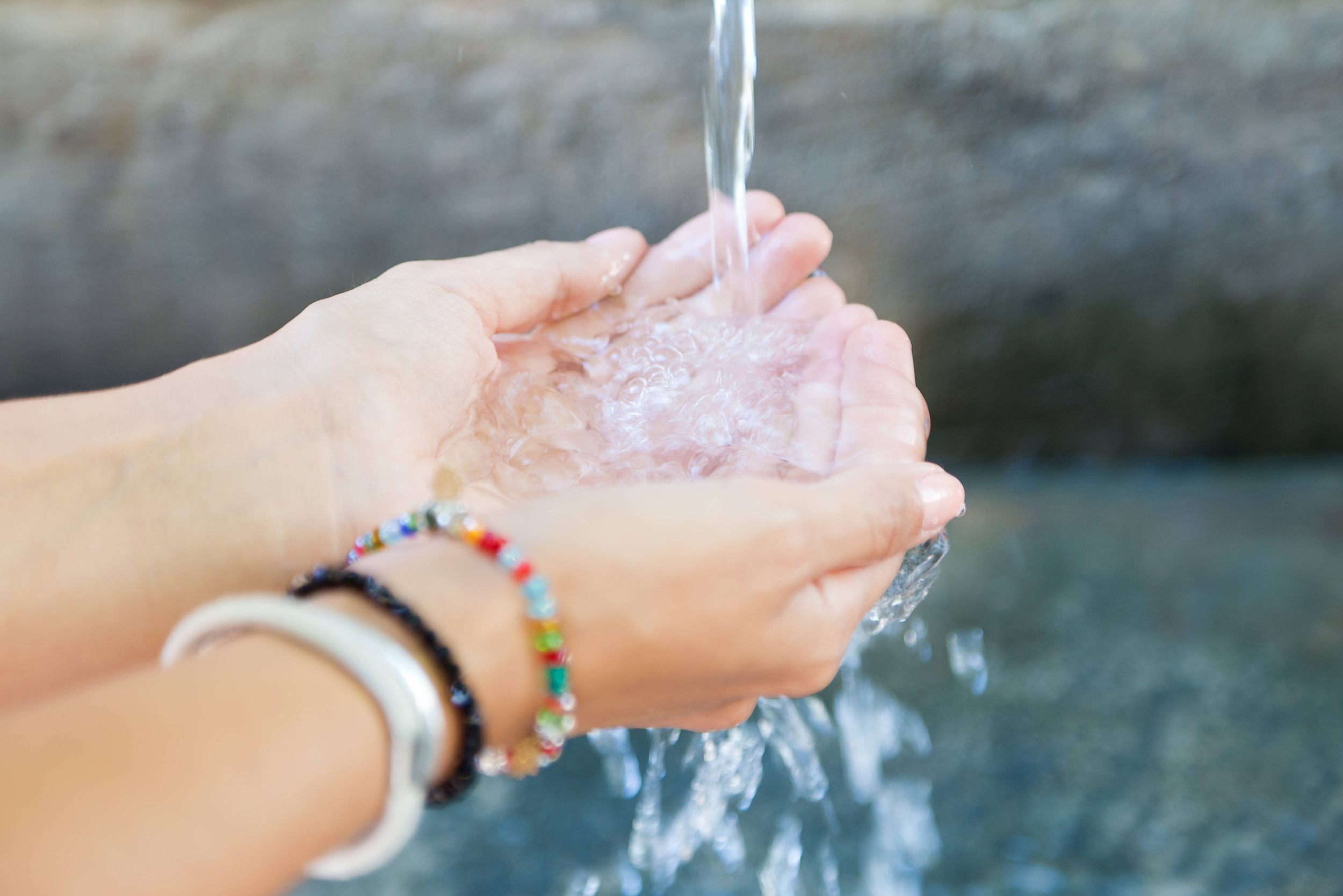 Immagini con due mani che si lavano con l'acqua