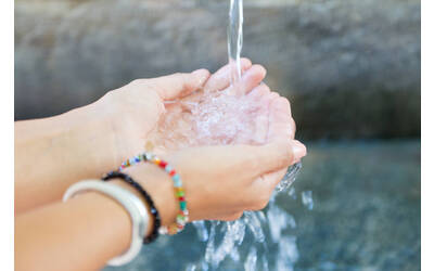 Immagini con due mani che si lavano con l'acqua