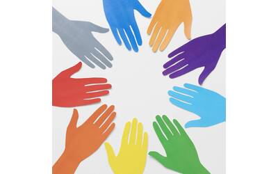 Immagine con mani colorate