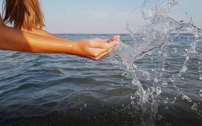 Immagine di una mano che raccoglie acqua