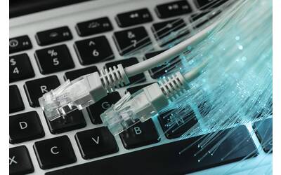 fibra ottica con cavi ethernet e pc