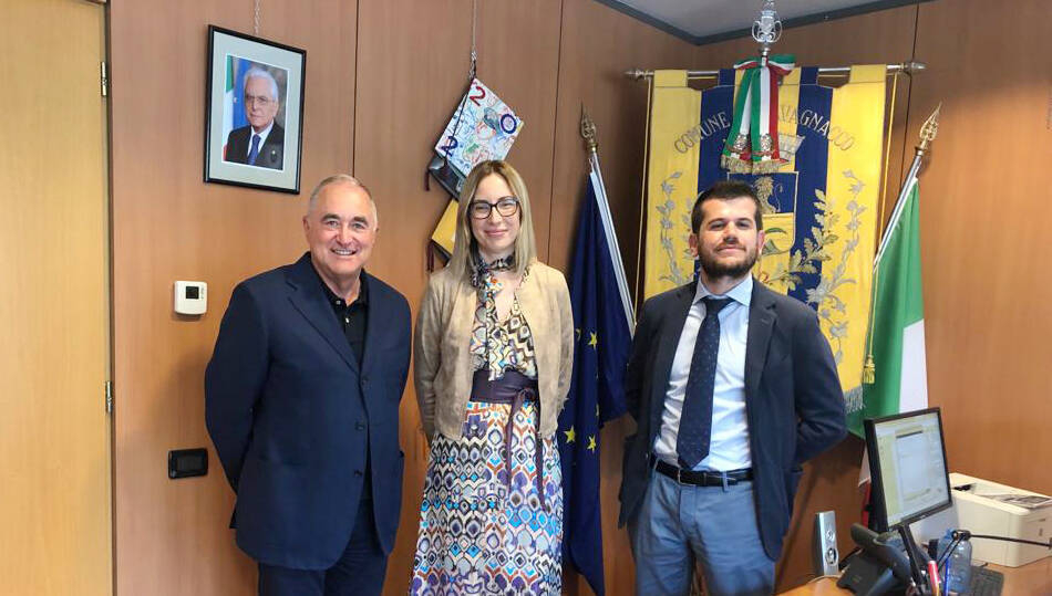 Immagine con il Sindaco e la nuova Direttrice della farmacia comunale