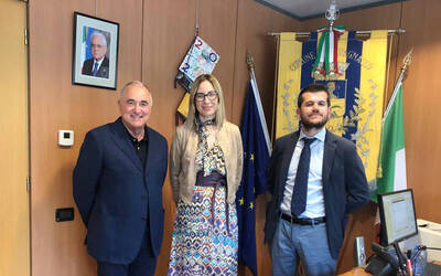 Immagine con il Sindaco e la nuova Direttrice della farmacia comunale