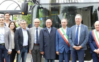 Immagine con Sindaco e amministratori di Tavagnacco all'inaugurazione della linea 
