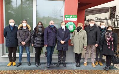 Immagine con inaugurazione defibrillatore 