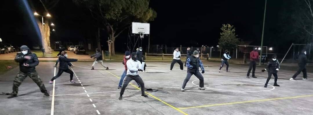 Immagine con ragazzi che fanno karate