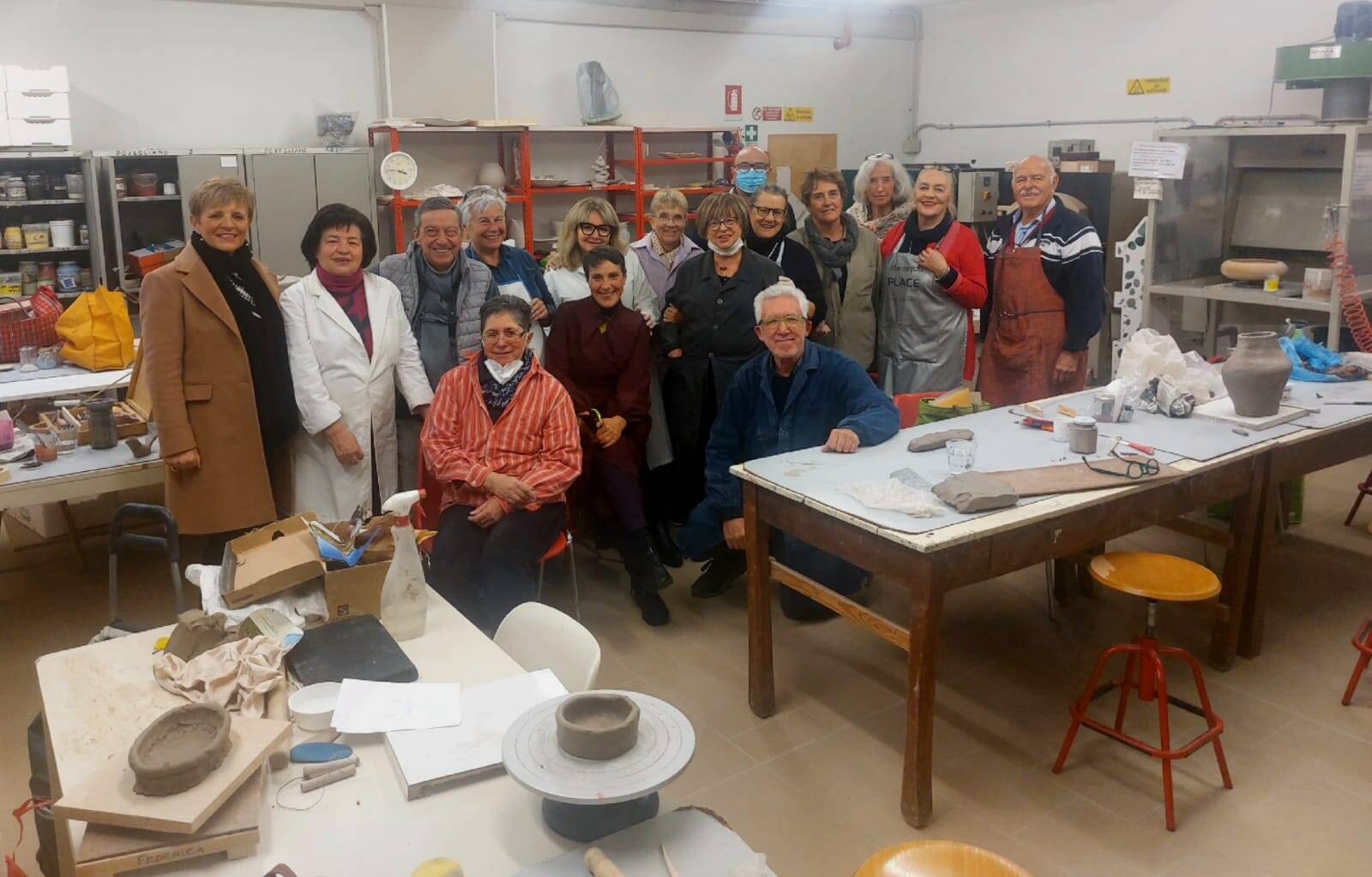 Persone all'interno di un laboratorio di ceramica