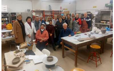 Persone all'interno di un laboratorio di ceramica