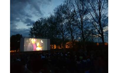 Scorcio sul pubblico sulla serata di cinema all'aperto