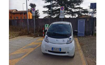 auto in sosta presso stazione di ricarica elettrica
