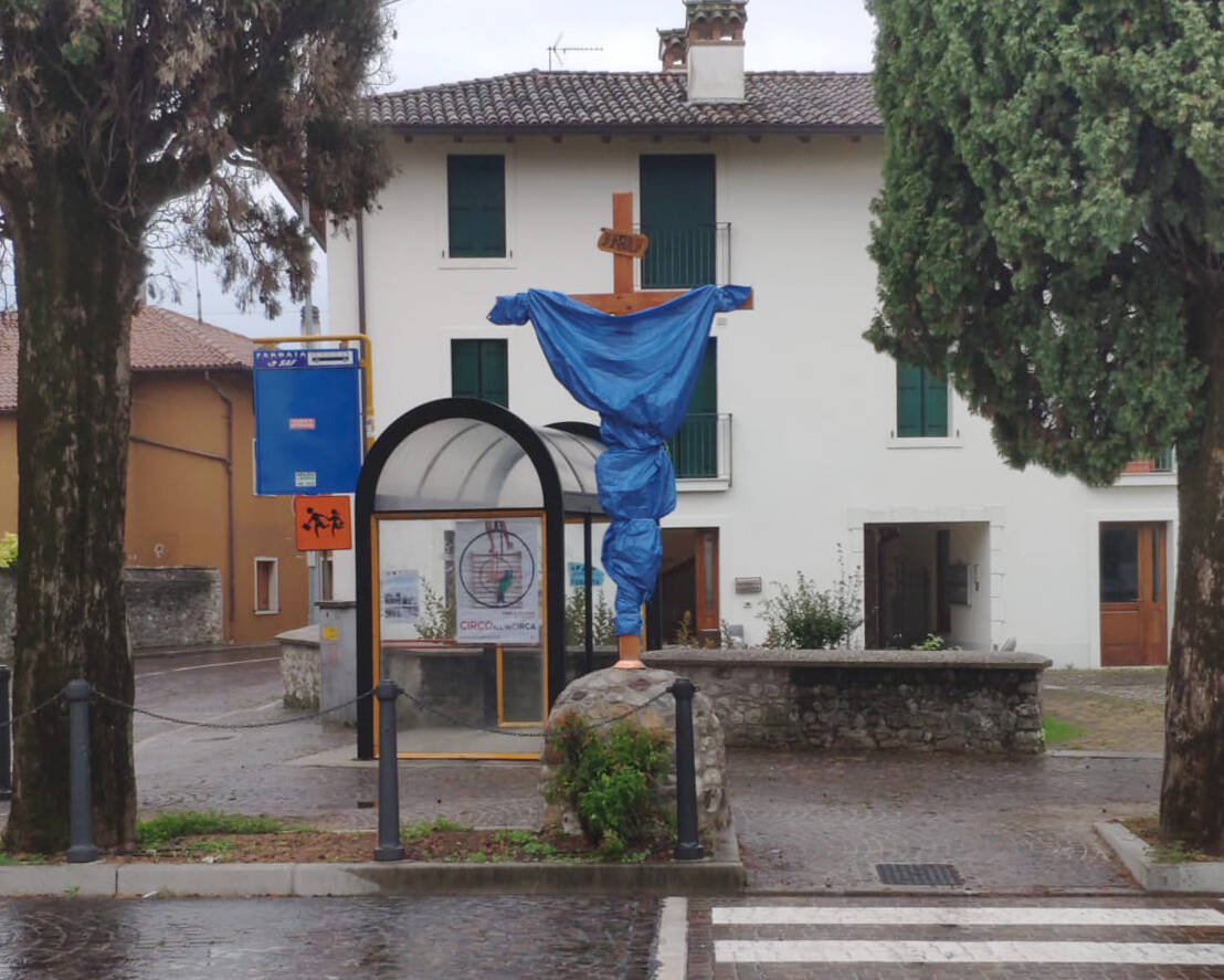 Immagine con crocifisso coperto