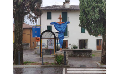 Immagine con crocifisso coperto