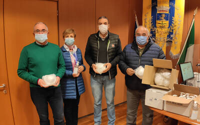 Immagine con Sindaco, assessore Comuzzo, presidente e vice presidente Pro Loco