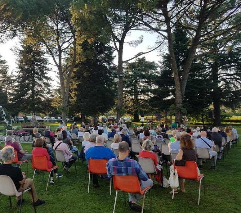 Pubblico seduto nel parco
