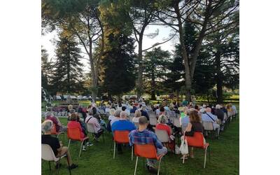 Pubblico seduto nel parco