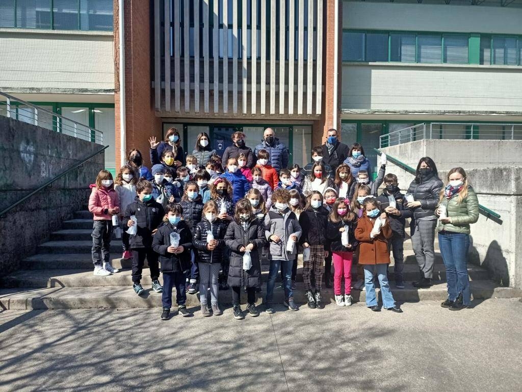 gruppo di alunni della scuola con Sindaco e Assessore