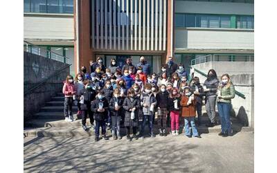gruppo di alunni della scuola con Sindaco e Assessore