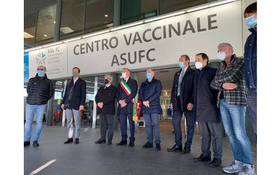 Immagine dell'inaugurazione del centro vaccinale