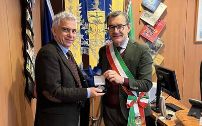 stretta di mano fra Sindaco e Prefetto