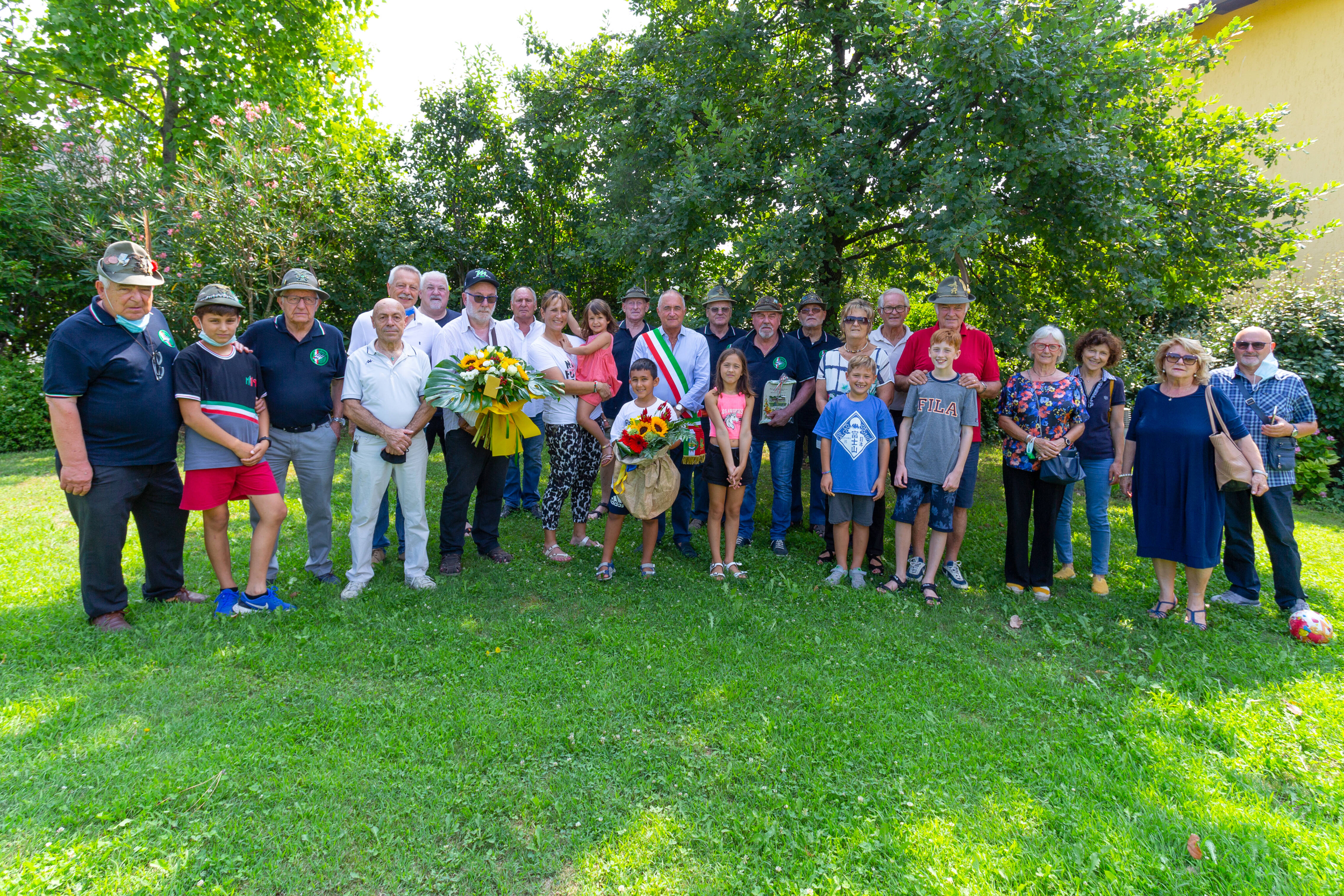Alpini e sindaco che festeggiano il ritorno dalle olimpiadi di Chiara Cainero 