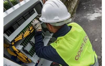 uomo al lavoro su centralina di rete