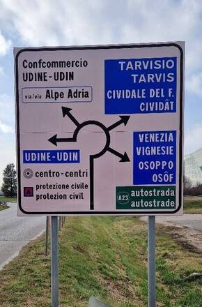 Nuova segnaletica bilingue a Tavagnacco