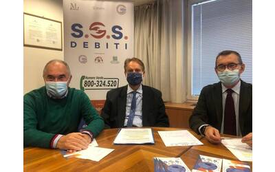 Sindaco assessore Cucci e Presidente Englaro seduti al tavolo