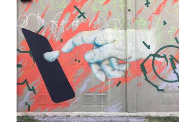 Opera di street art raffigurado una mano e un telefono