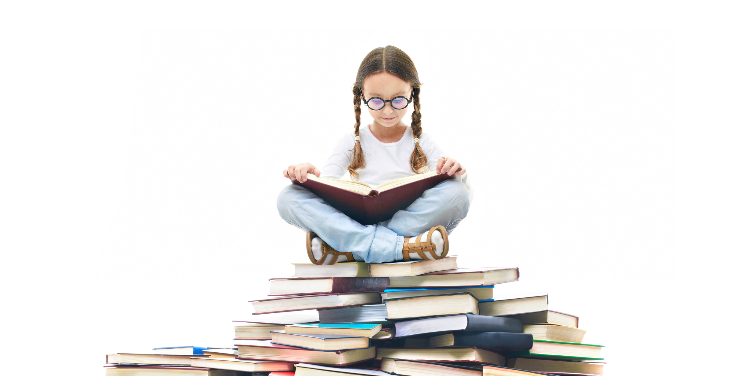 Immagine con bambina che legge libri