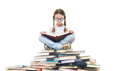 Immagine con bambina che legge libri