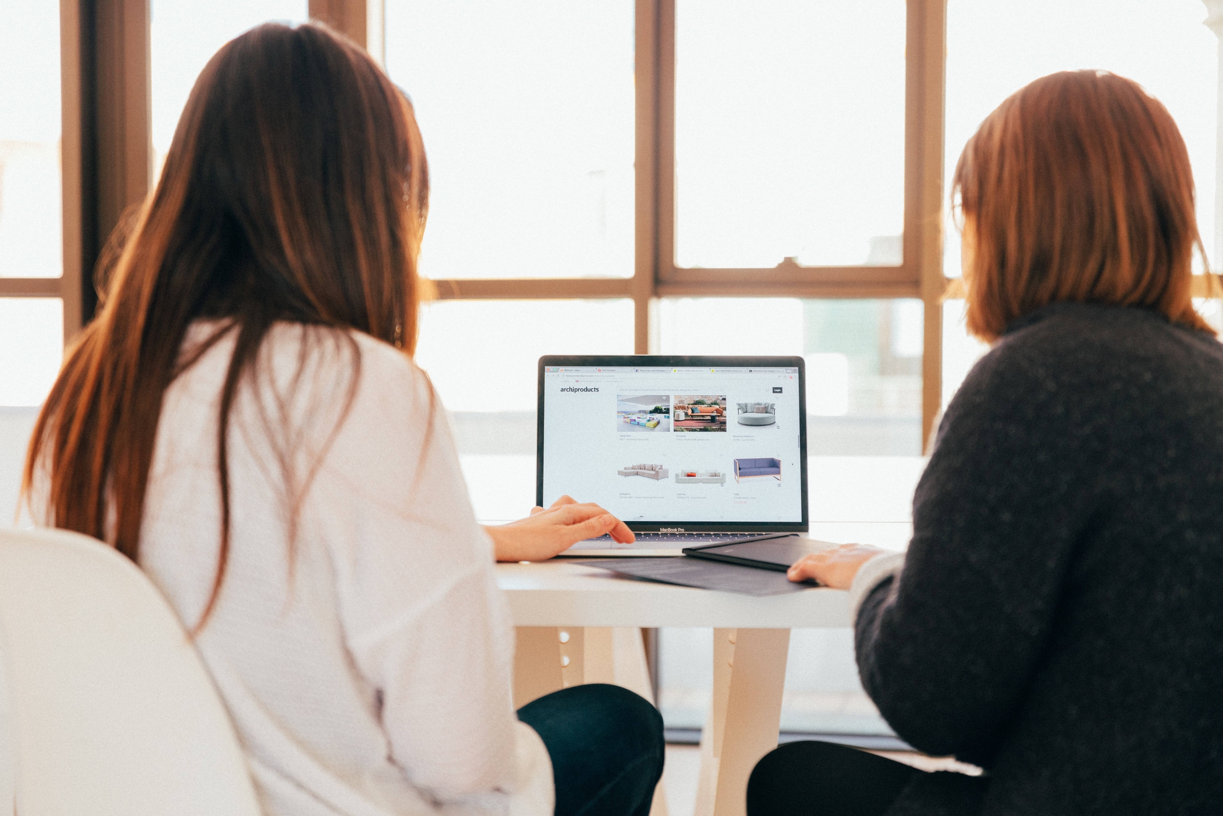 due donne al compute in rete