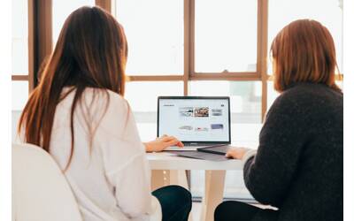due donne al compute in rete