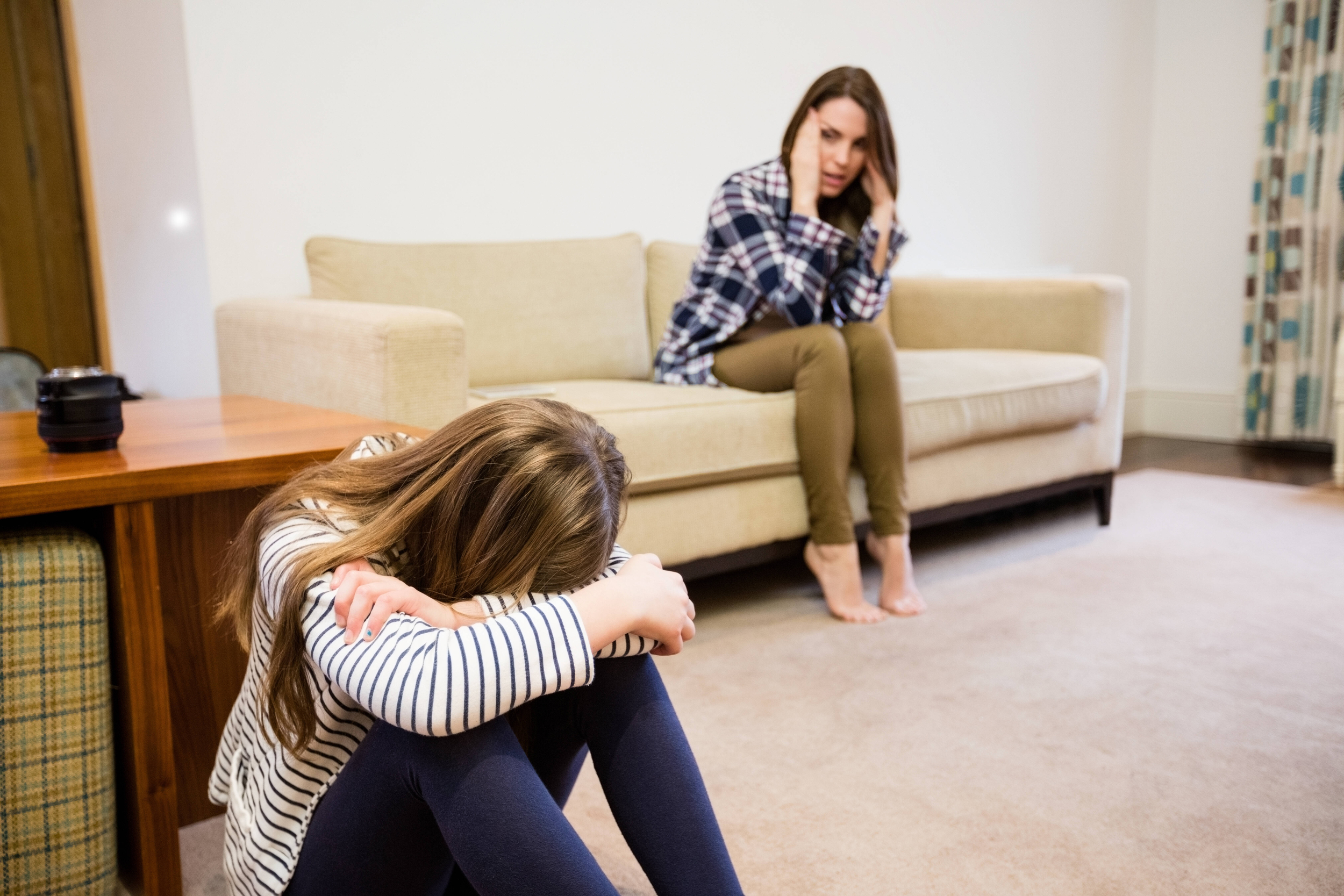 due ragazze in salotto duante un conflitto