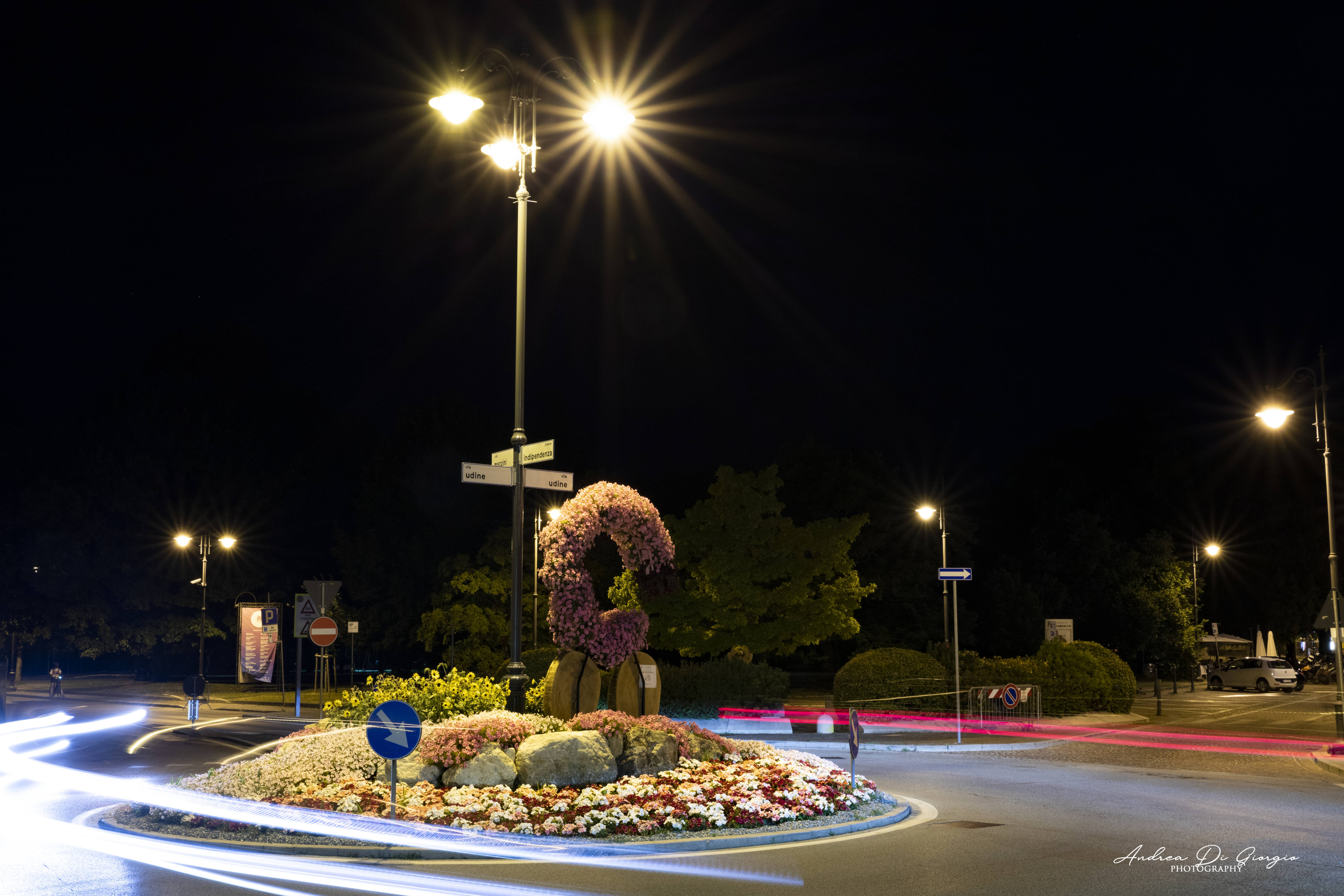 Aiuola con bici composta di fiori e ruote di legno