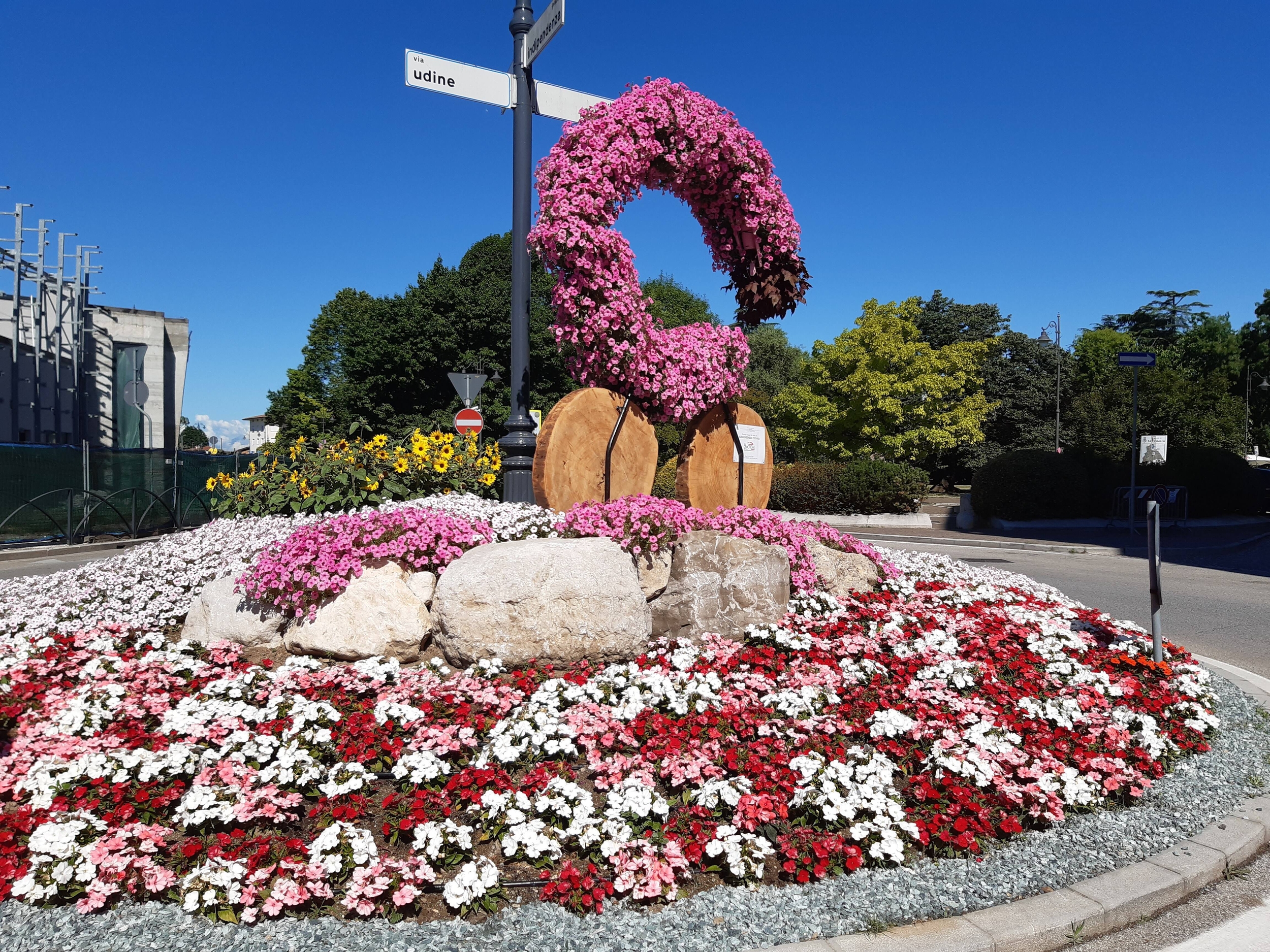 Aiuola con bici di legno e fiori