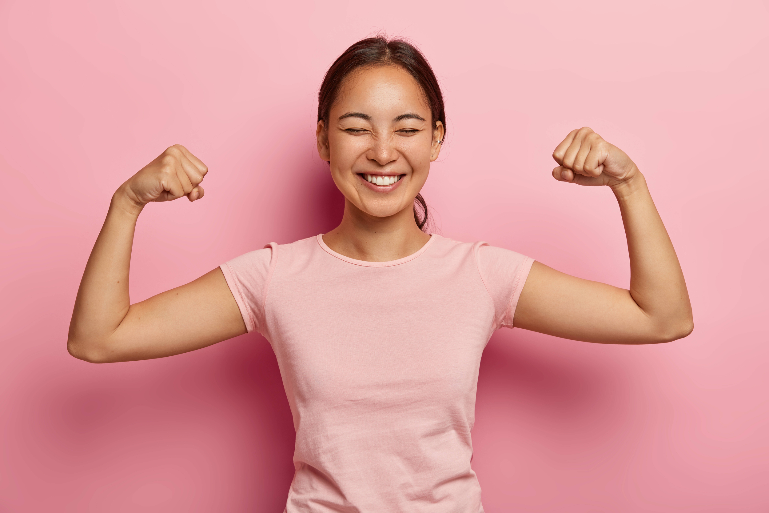 Ragazza che mostra i muscoli sulle braccia
