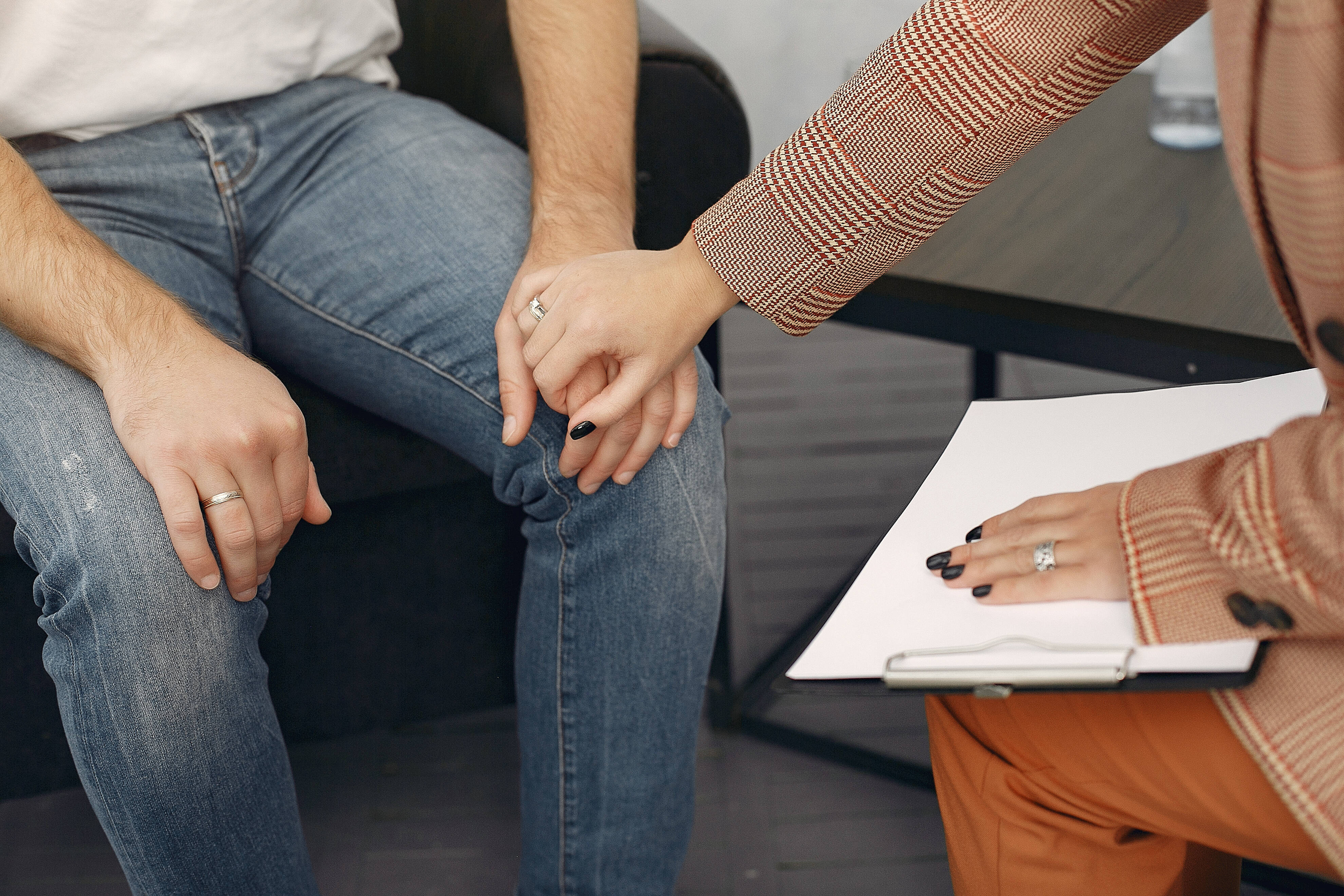 la mano di una donna che stringe la mano ad un uomo