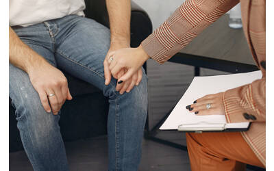la mano di una donna che stringe la mano ad un uomo