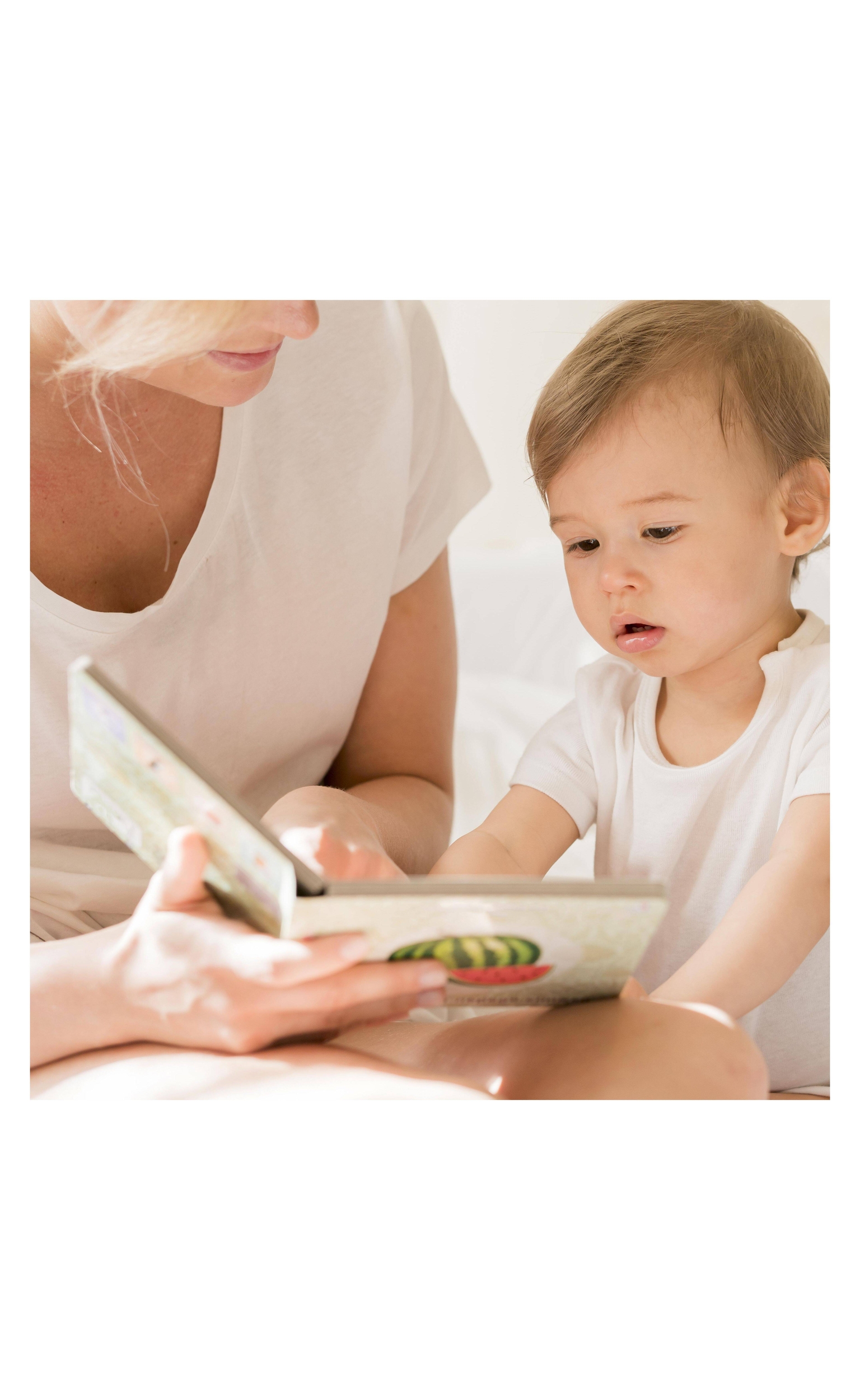 Mamma con bambino e libro