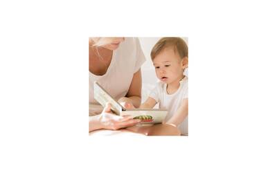 Mamma con bambino e libro