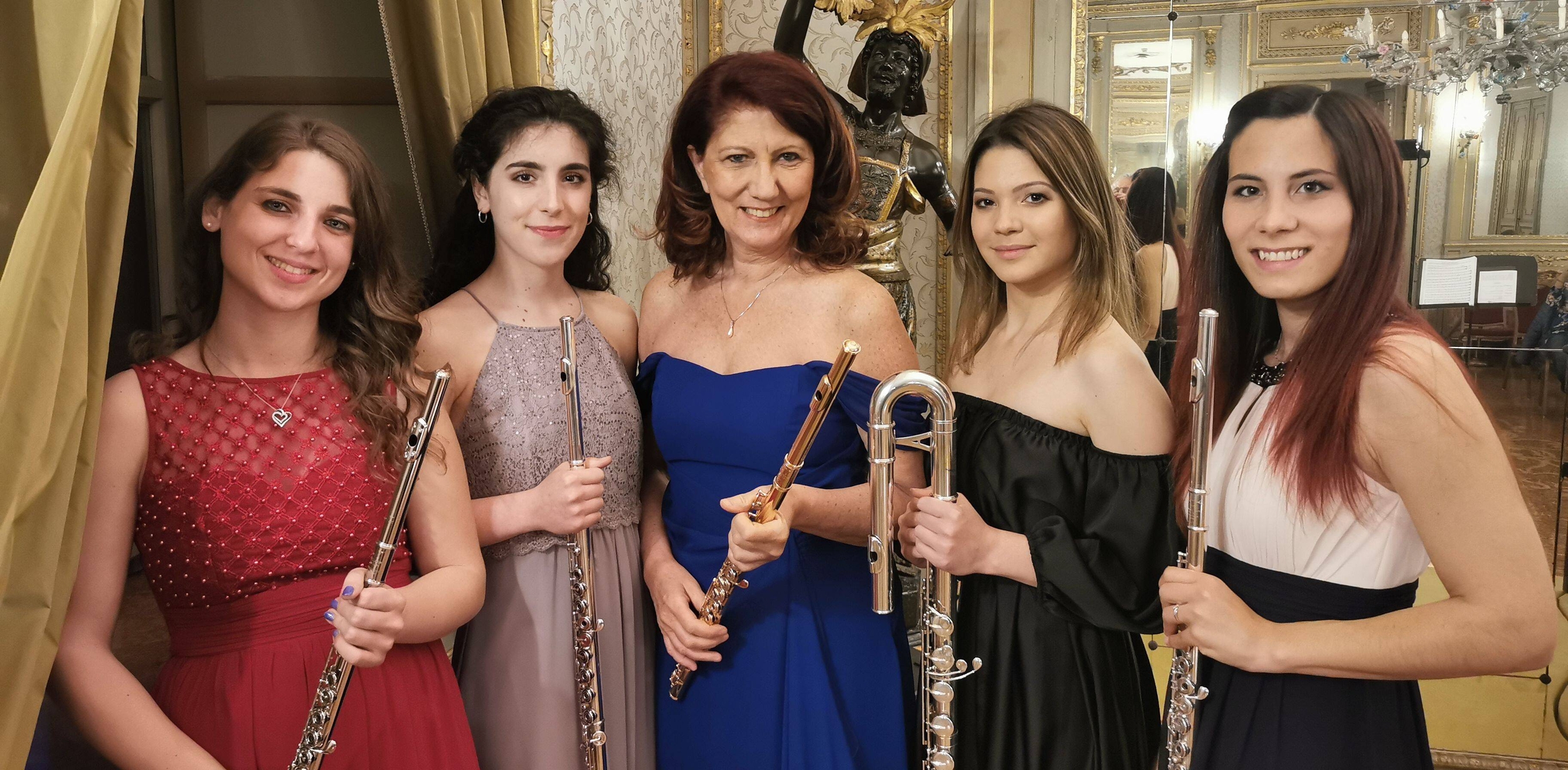Cinque musiciste con flauto
