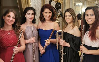 Cinque musiciste con flauto