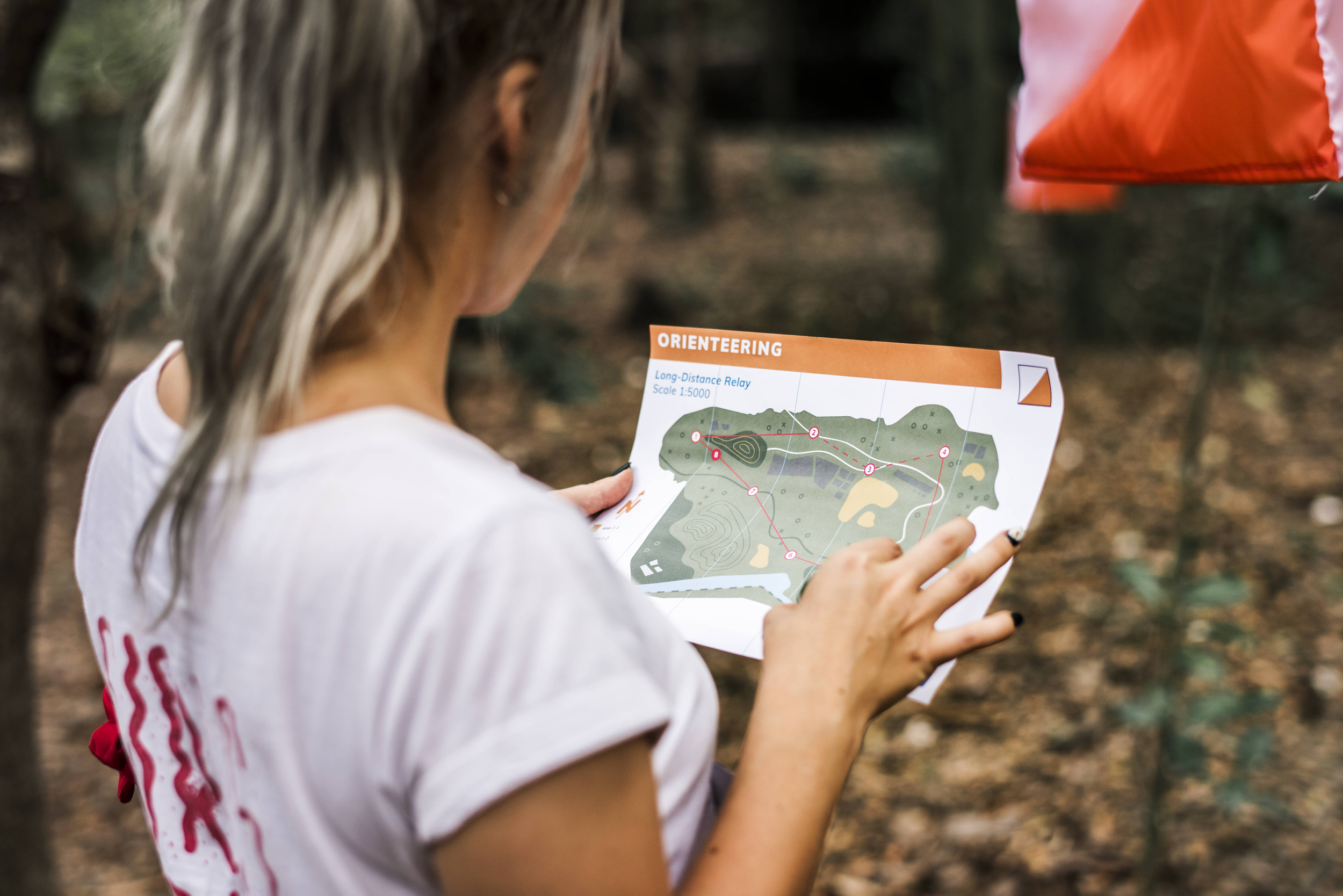 Immagine con ragazza che fa percorso di orienteering