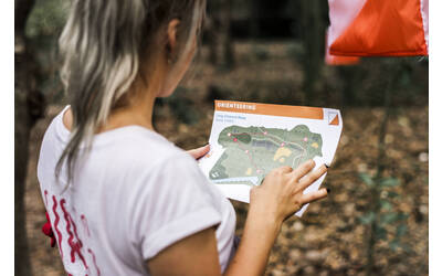 Immagine con ragazza che fa percorso di orienteering
