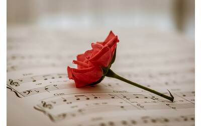 Spartito musicale con fiore