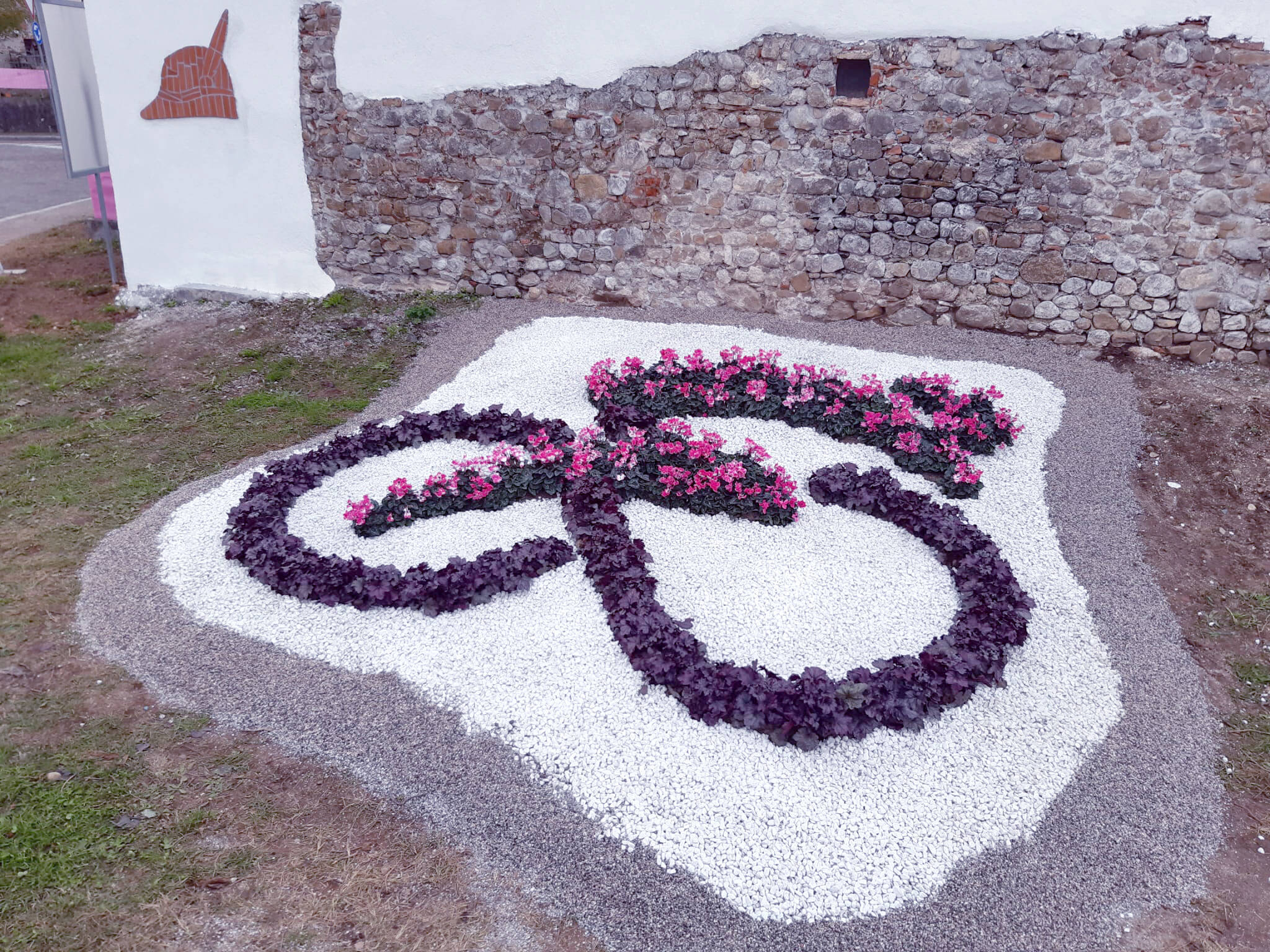 Immagine dell'aiuola con il logo del Giro d'Italia