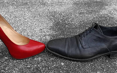 Scarpa rossa e nera sull'asfalto una di fronte all'altra